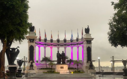 El Hemiciclo De La Rotonda se ilumina con el color feminista en Guayaquil