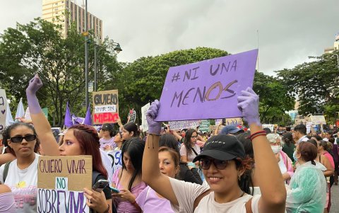 Mujeres exigen sus derechos en la ciudad de Guayaquil.