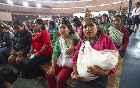 El movimiento feminista empezó su movilización desde la Plaza Indoamérica, en la Universidad Central. La marcha, a la que se unió el movimiento indígena, tiene previsto llegar hasta el parque El Arbolito.