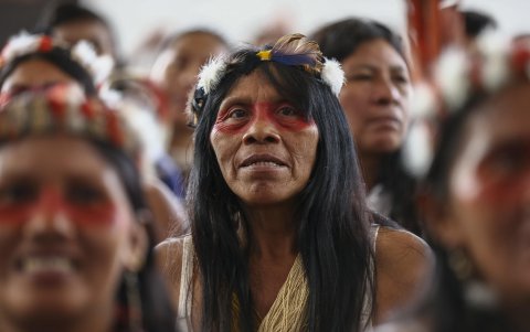 Mujeres indígenas preparándose para marchar por el Dia de la Mujer, en Quito (Ecuador).