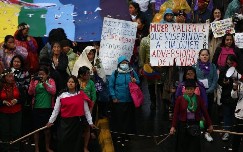 Decenas de personas participan en una marcha con motivo del Día Internacional de la Mujer, hoy, en Quito (Ecuador).