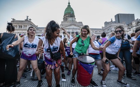 Entre música y algarabía exigen sus derechos miles de argentinas que estaban listas para conmemorar el día de la mujer.