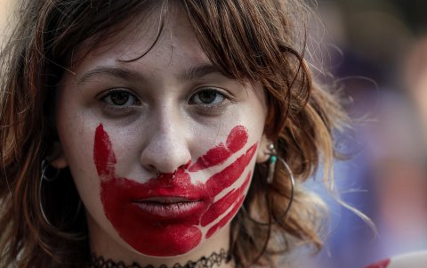 El feminismo en Argentina asume históricamente la lucha por los derechos de las mujeres y su emancipación.