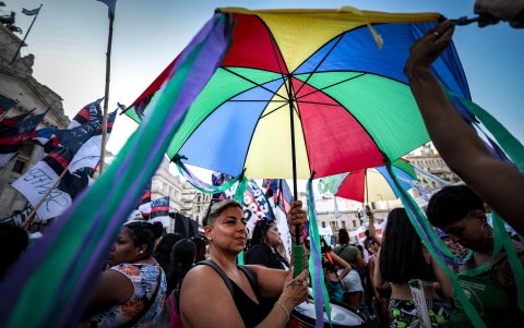 Miles de mujeres marchan hoy en conmemoración del Día Internacional de la Mujer, en Buenos Aires (Argentina).