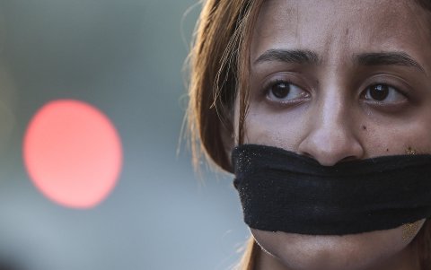 En conmemoración del Día Internacional de la Mujer, manifestantes simbolizan la violencia que sufren las mujeres y reclaman sus derechos.