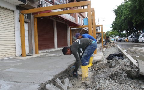 Arcos. Afuera de algunos locales se han colocado arcos de metal.