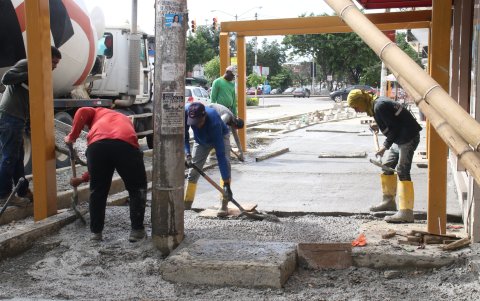 En algunas peatonales de Sauces 6 ya se apuraban en el concreto de las aceras de la vía principal.