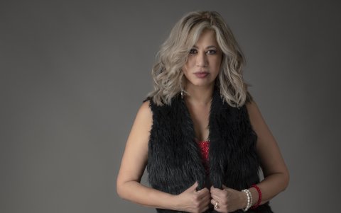 Delia, quien es es Licenciada en Idiomas está convencida de los beneficios de un matrimonio..