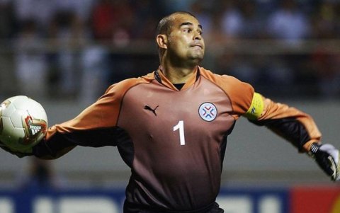 Latinoamérica está representada por el gran arquero Paraguayo que tuvo un gran desempeño a principio de los 2000.