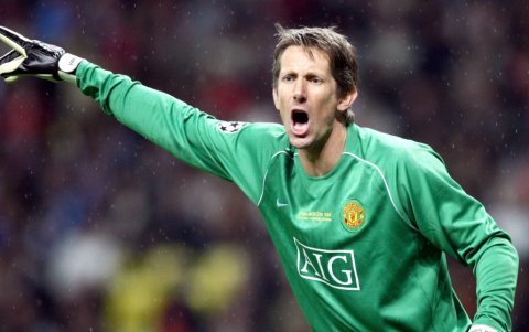 El ídolo del Manchester United por muchos años, ganando una enorme cantidad de títulos con el club inglés. Uno de los mejores arqueros de la historia.