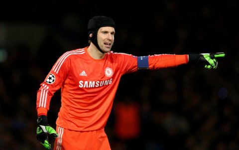 El famoso arquero del Chelsea, característico por siempre usar su protector en la cabeza tras una lesión de cráneo que sufrió hace mucho tiempo.