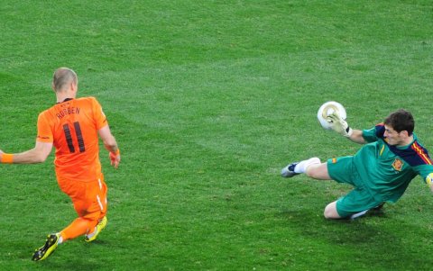 Recordado por aquella atajada en la final del mundo de 2010. Iker Casillas defendió el arco del Real Madrid por muchos años y se convirtió en uno de los mejores porteros de toda España.