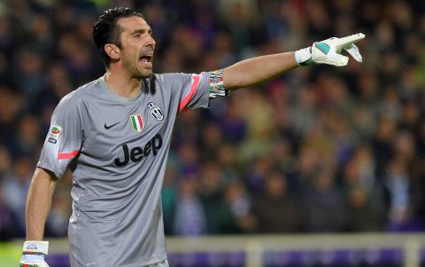 El número 1, campeón del mundo con su selección y por muchos años expertos han considerado que el italiano debe mantenerse en esta posición pues nadie ha podido superar su enorme trayectoria.