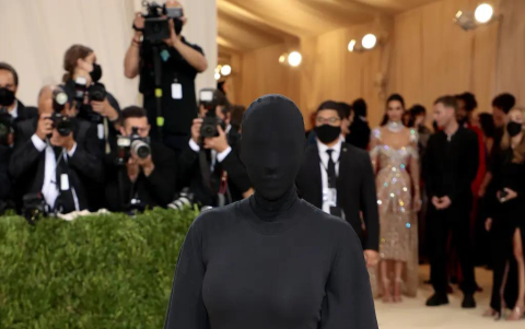 Kim Kardashian es un invitada destacada por atraer la atención con trajes de alto impacto mediático.