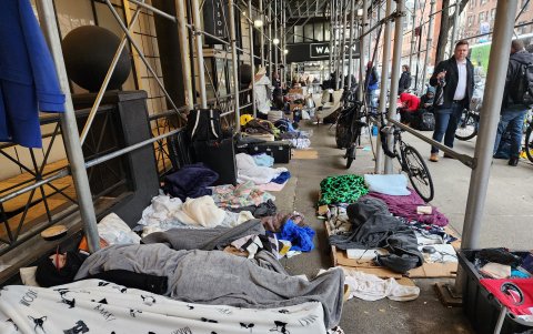 Hecho. Venezolanos desalojados de un hotel permanecen en la calle.