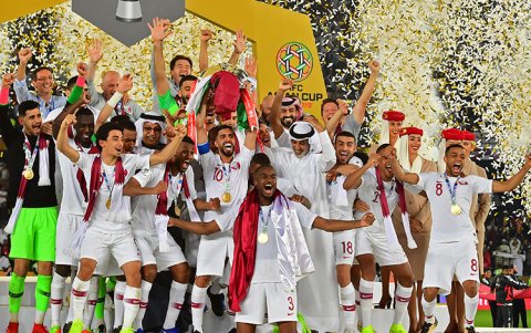 Qatar levantando el trofeo de su confederación en 2019.