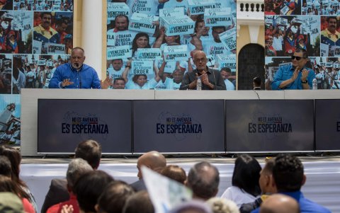 El diputado Diosdado Cabello (i), el presidente de la Asamblea Nacional, Jorge Rodriguez (c) y el expresidente de Ecuador, Rafael Correa (d), participan en un acto por el
