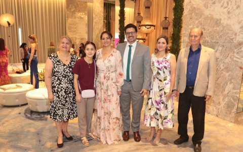 Grace Campoverde, Camila Almeida, Vivianne Almeida, Carlos Vaca, Daniela Zamora y Galo Almeida.