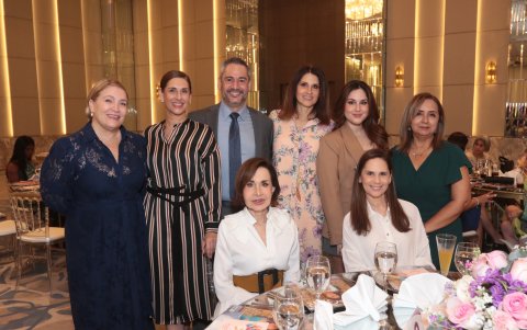 Patricia Baquerizo de Reyes, Gloria María Carbo de Mc Pherson, Luis Alberto Carbo, Irene Carbo de Álvarez, Melissa Álvarez, Aurora León, Gloria Gallardo y Denisse Carbo.