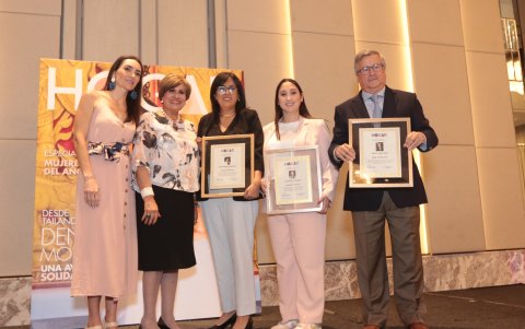Clara María Reyes, Rosa Amelia Alvarado, Paola Morejón, Luciana Boloña Gilbert y Roberto Gilbert , en representación de su hija Mónica Gilbert.