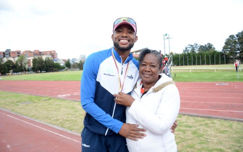 El velocista Marcos Herrera junto a su madre, María Pineda, quien le colocó la medalla en el podio.