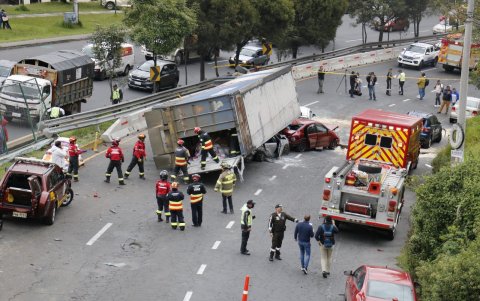 Simón Bolívar. Un tráiler se volcó sobre autos