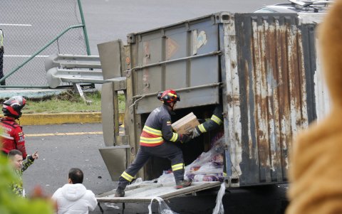 Despeje. Se descargó el tráiler para retornar el tránsito.