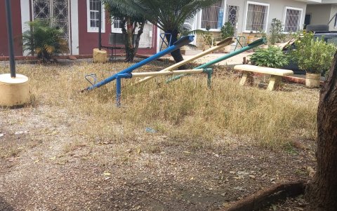 Abandono. En Sauces 6 los parques de la zona también están desatendidos.