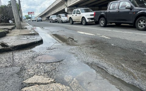 En el kilometro 2.5 de la avenida Carlos Julio Arosemena el agua desborda de las alcantarillas.