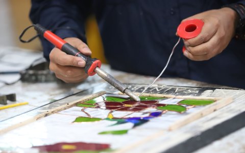 Quito. Se requiere de talento y destreza para unir las piezas, pulir o trazar sobre el vidrio para ser cortadas.