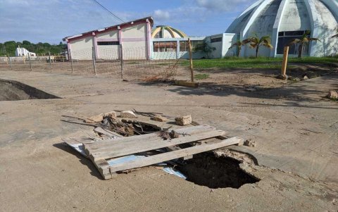 Turistas tienen que sortear huecos de diferente tamaño en las áreas peatonales del balneario de aguas termales.