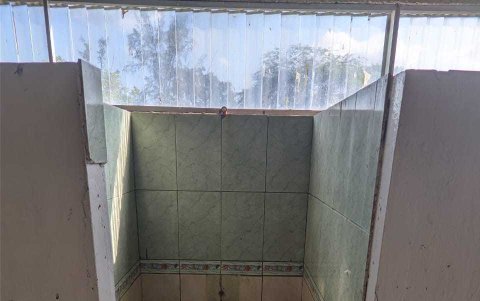 Duchas e inodoros están en mal estado. Muchos son inservibles y eso incomoda a los visitantes.