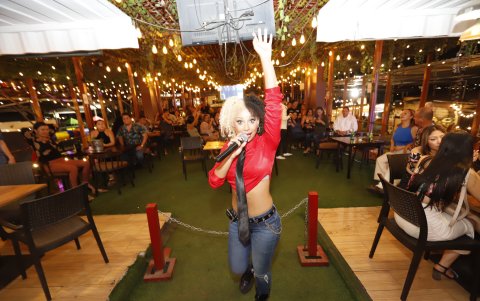 En La Cuadra hay música en vivo con divertidas animaciones que pone a todos a gozar.