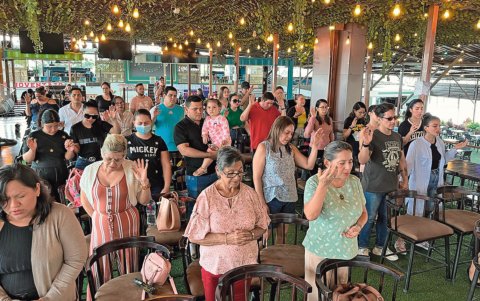 Reverencia, agradecimientos, lágrimas y oración se puede ver por la mañana en el mismo sitio.