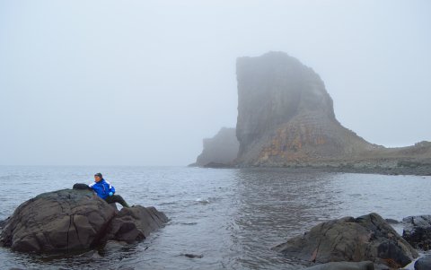 Patricia Castillo desarrollando actividades de campo en el frente costero de la estación ecuatoriana como parte de su proyecto de investigación.