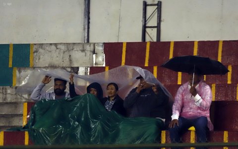 Los hinchas que llegaron al estadio de Azogues se quedaron con ganas de fútbol.
