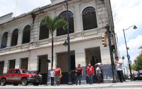 La fachada del edificio del colegio Ana Paredes, en Chimborazo y Sucre, está despintada. Han desaparecido hasta los vidrios de las ventanas.