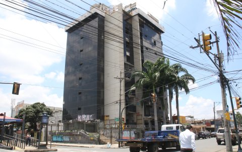 El local donde funcionó una Unidad Judicial de la Niñez está abandonado desde el terremoto que sacudió al Ecuador en en el 2016.