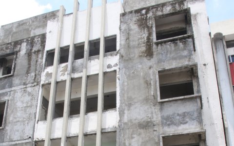 El Conservatorio Nacional de Música Antonio Neumane, ubicado en las calles Esmeraldas y Miguel Hurtado, dejó de funcionar en 2014 tras un conato de incendio.