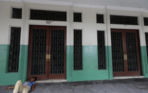 En Malecón y Roca hay otro edificio vacío, cuyos portales sirven de dormitorio para indigentes.