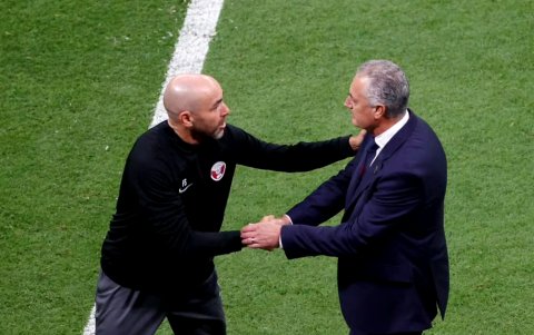 Félix Sánchez Bas toma la posta de Gustavo Alfaro (d) en el banquillo tricolor.