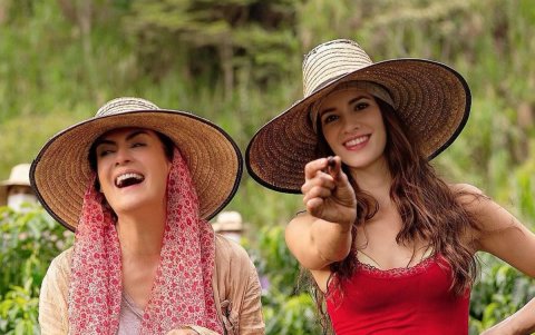 Laura Londoño con Katherine Vélez, quien interpreta a su madre.