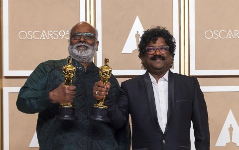 M. M. Keeravani y Chandrabose posan con sus premios óscar a Mejor Canción Original 