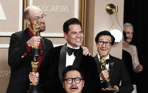 Daniel Scheinert director junto a Jonathan Wang, Ke Huy Quan y Daniel Kwan.