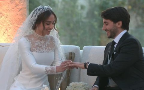 Ella estudió Administración de Empresas.