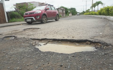 Estos son algunos de los huecos que asoman en la vía que conduce hacia el Ocean Club, en Playas.