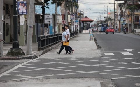 Utilidad. Locales cercanos a las nuevas paradas aprovechan su falta de utilidad para colocar anuncios.