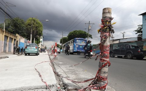 Espacio. Las vías que están casi listas son aprovechadas como parqueaderos de locales que quedarán al tope de los carriles exclusivos.
