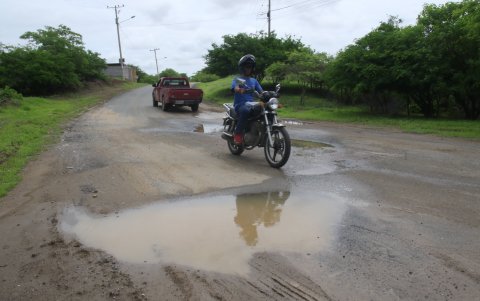 Como la luz es insuficiente en la vía que conduce hacia el Ocean Club, en la noche el problema se agrava.