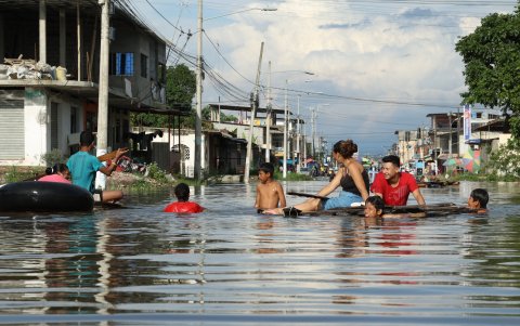 En flotadores o balsas, los habitantes de Milagro se movilizan por las lluvias en inviernos anteriores.